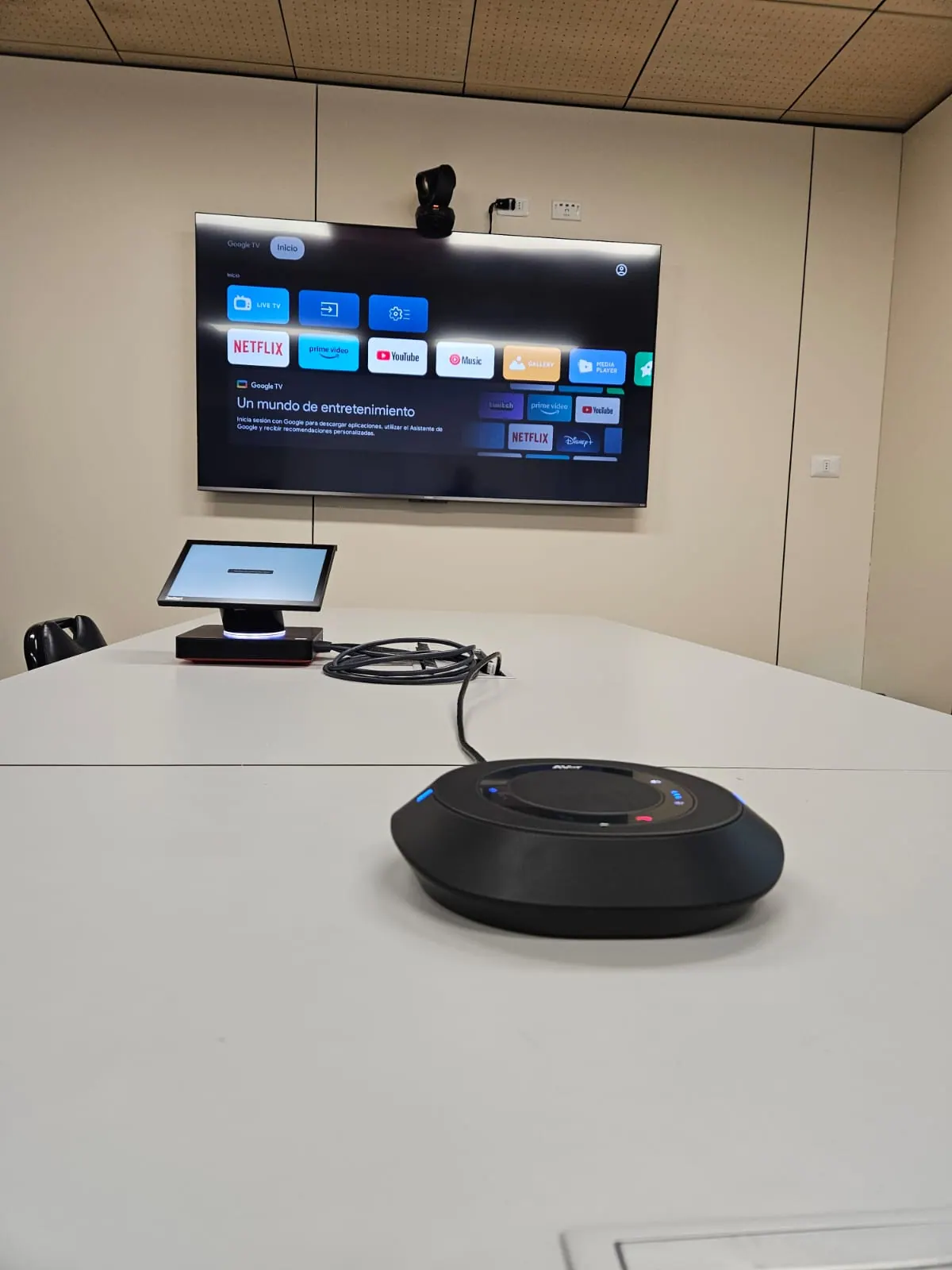 Sala ejecutiva preparada para reuniones con Zoom Meetings