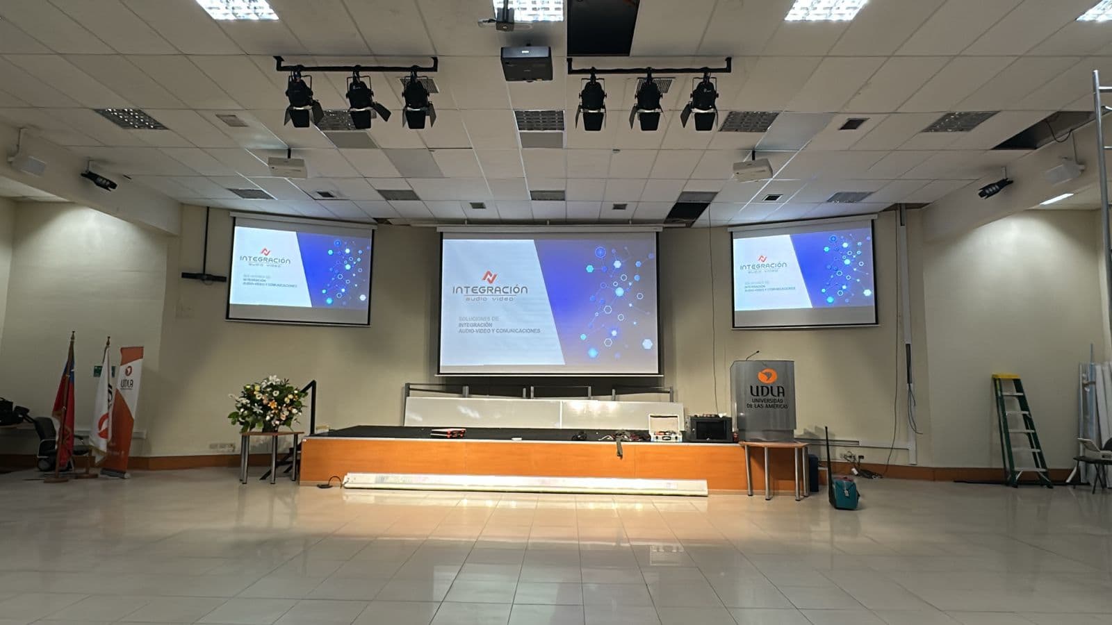 Auditorio con integracion AV para docencia y capacitacion hibrida