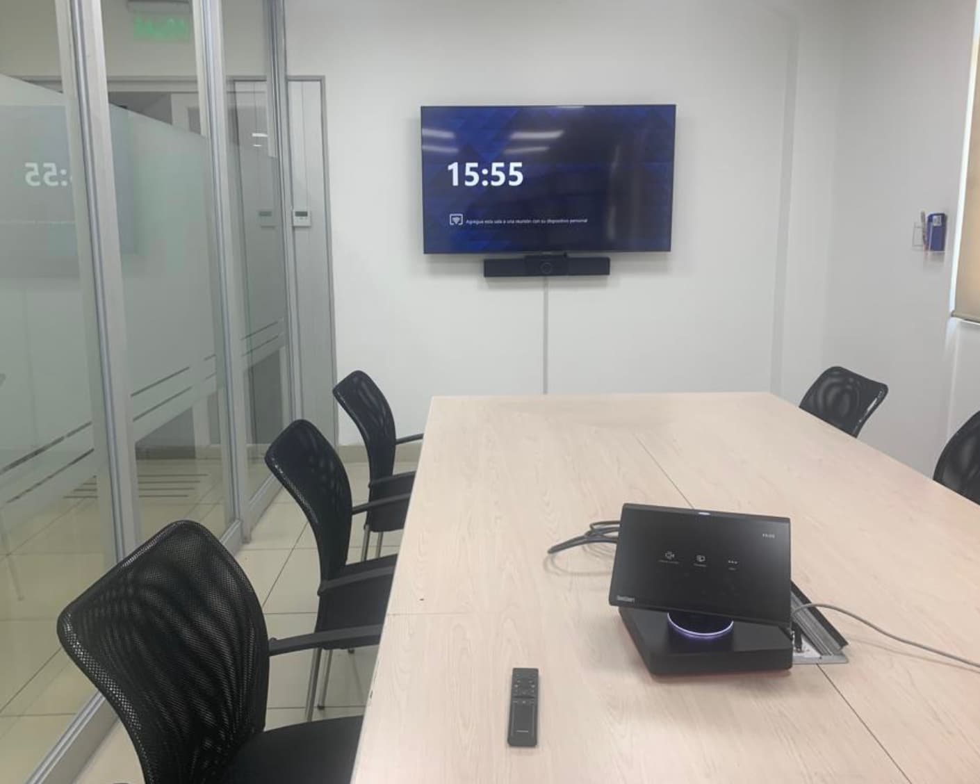 Boardroom ejecutivo con integracion audiovisual profesional