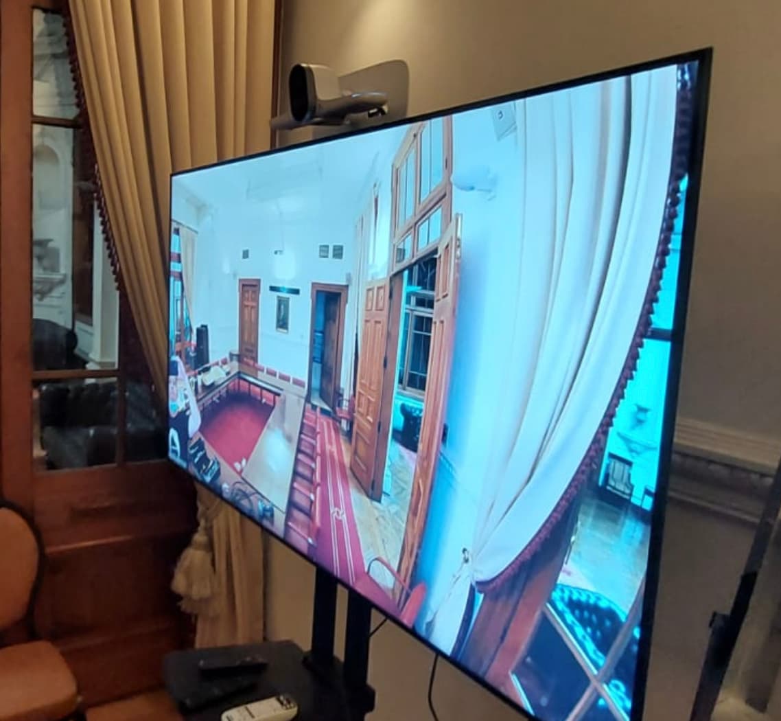 Sala de capacitacion hibrida con integracion audiovisual