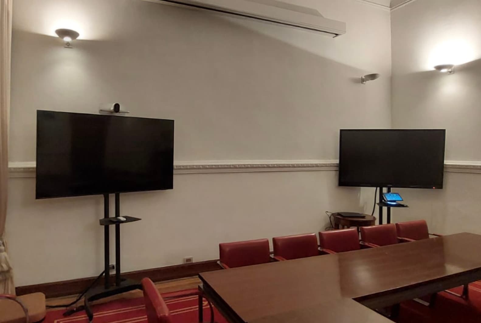 Sala de reuniones con control táctil