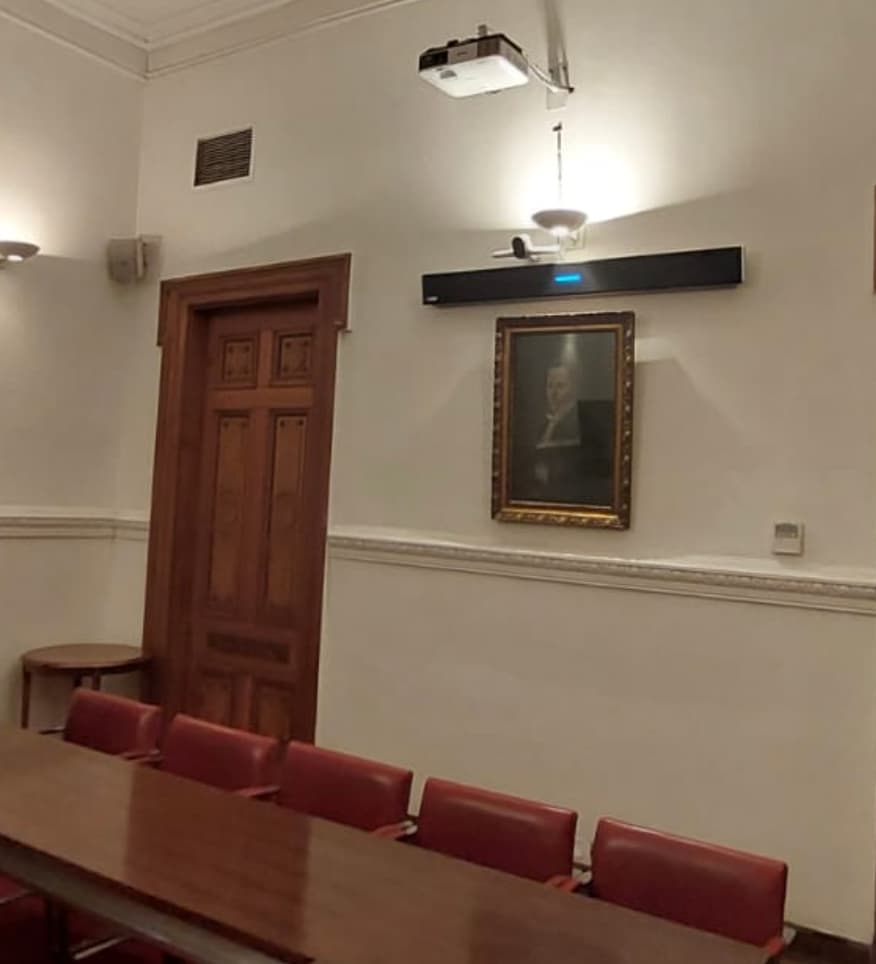 Sala moderna preparada para Microsoft Teams con doble pantalla y barra de videoconferencia