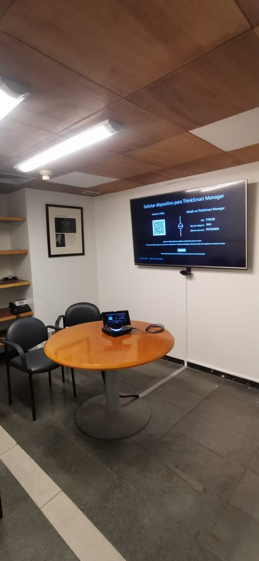 Sala ejecutiva moderna equipada para Microsoft Teams