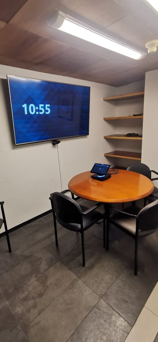 Configuración de Microsoft Teams Rooms con doble pantalla y cámara inteligente