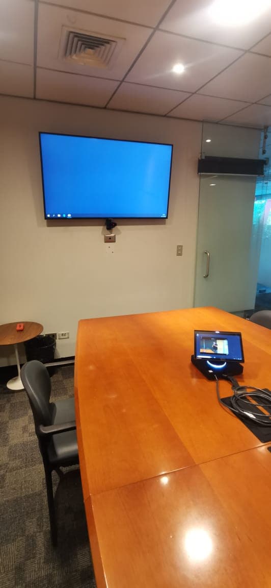 Espacio de reuniones y formación equipado con proyección y automatización