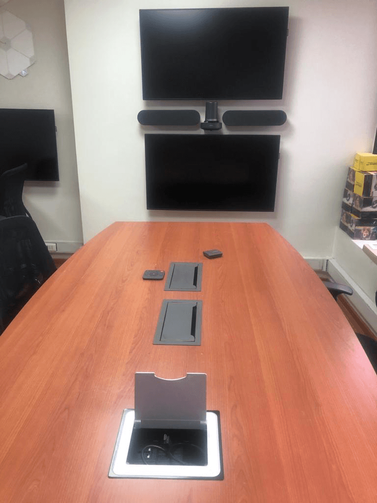 Sala moderna preparada para Zoom Rooms