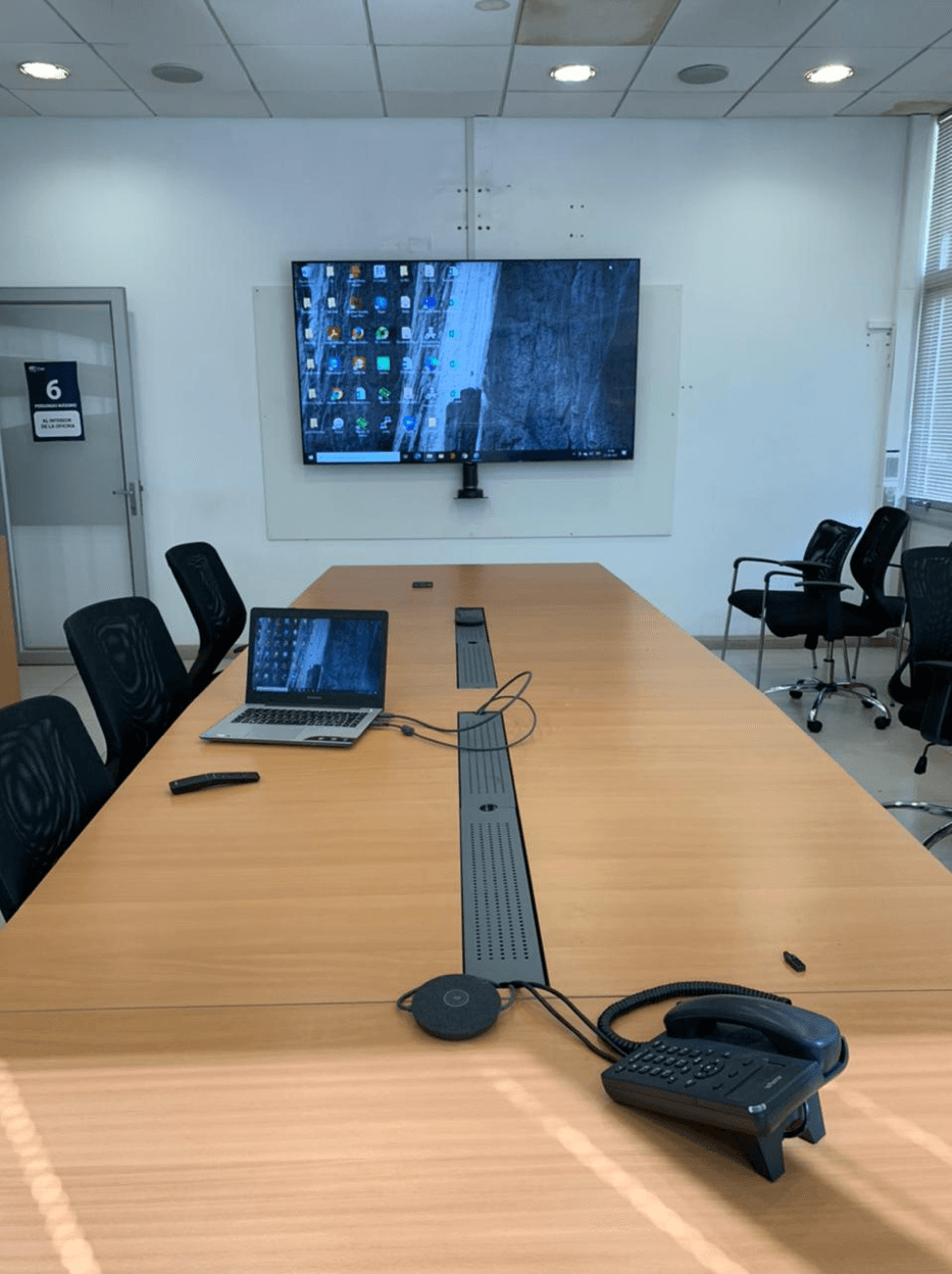 Sala de reuniones con speakerphone