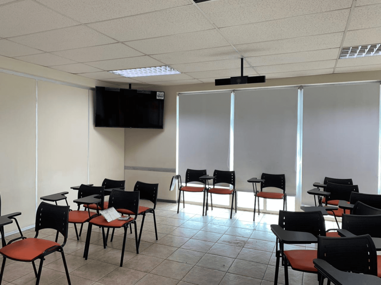 Sala de reuniones corporativa con doble pantalla