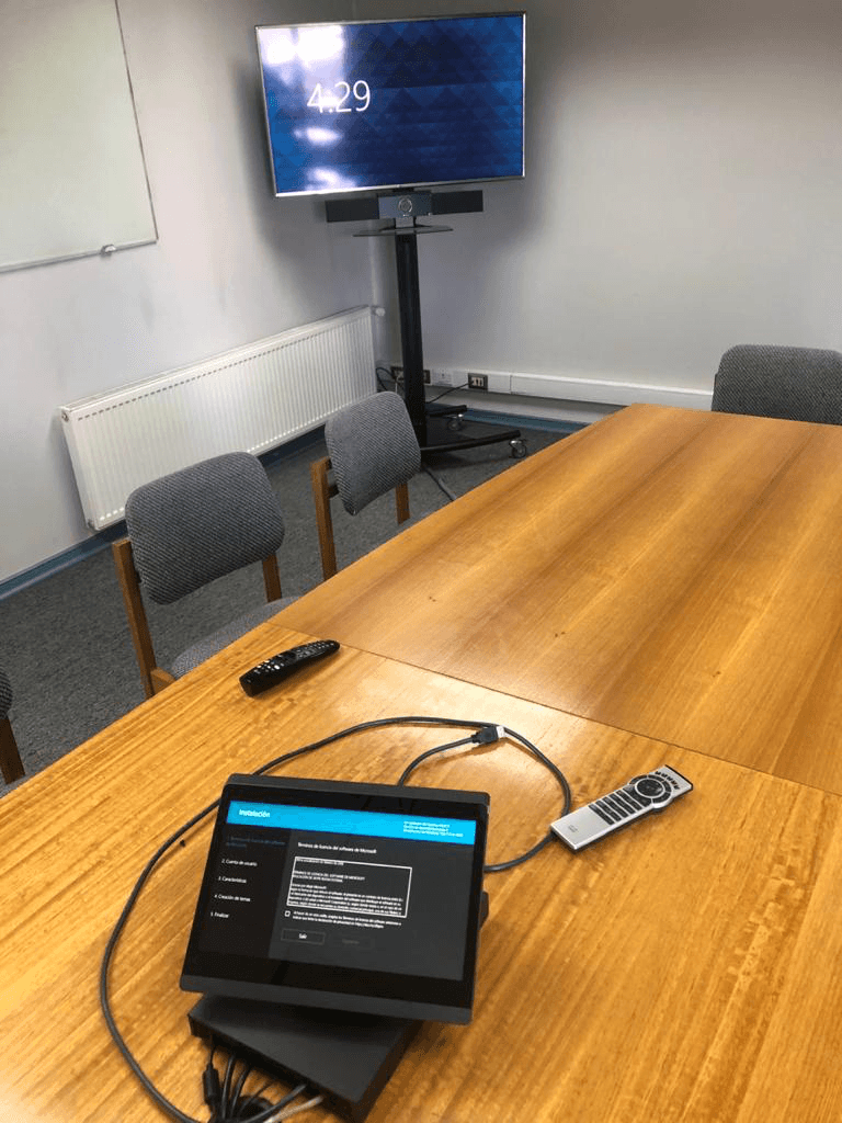 Sala de reuniones con barra de video