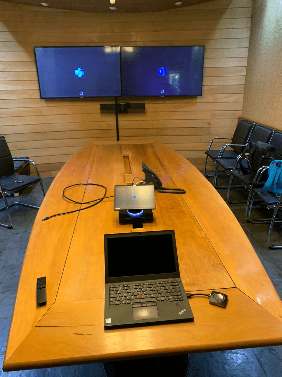 Sala de reuniones con cámara inteligente