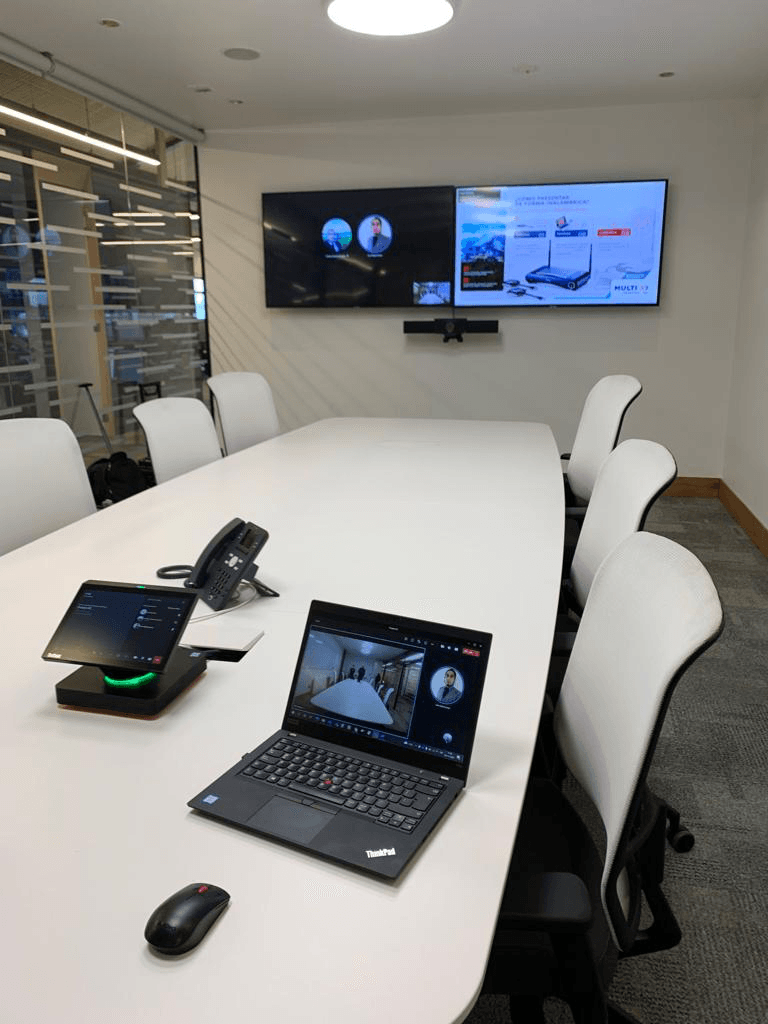 Sala de reuniones con sistema de audio profesional integrado